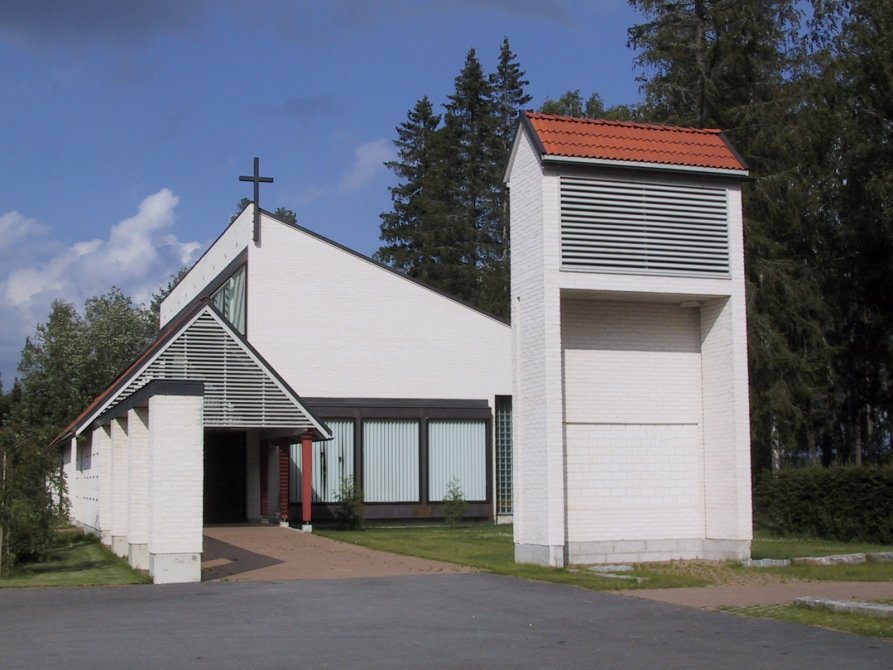 Uuden hautausmaan kappeli kesällä kuvattuna ulkoa edestä
