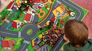 lapsi leikkii