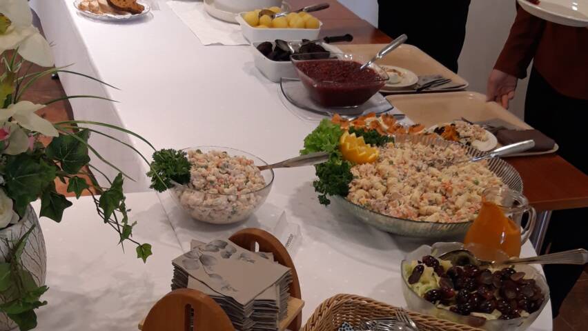 ruokailun tarjoilupöytä